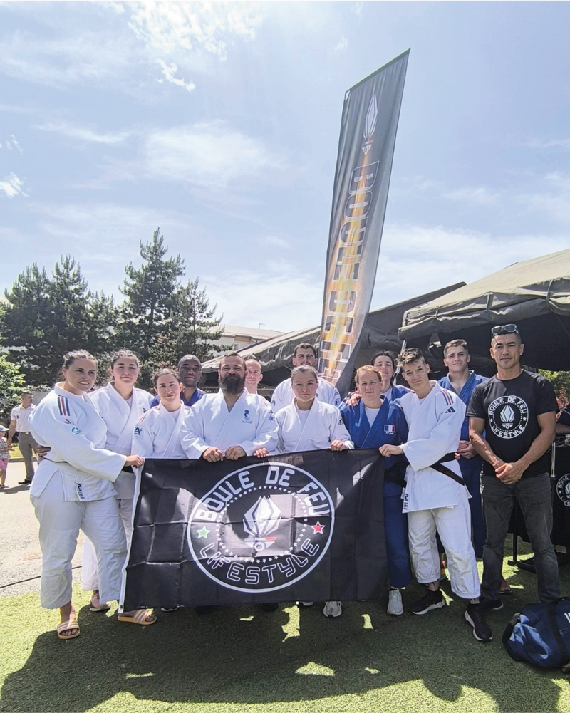 equipe de France militaire de judo devant un stand Boule de Feu tenant un drapeau Boule de Feu lifestyle
