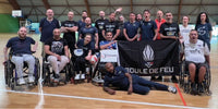 Membres de l’équipe de France Invictus Games en préparation pour Vancouver 2025 avec un drapeau Boule de Feu sponsor officiel