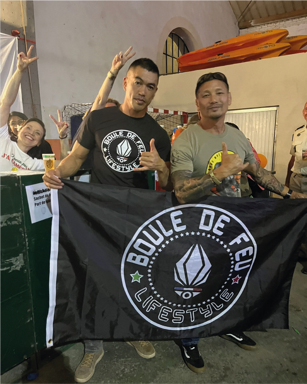 legionnaires du 2e REI tenant un drapeau Boule de Feu lors des journees portes ouvertes de Camerone a Nimes