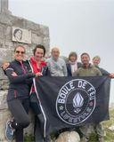 participants tenant un drapeau Boule de Feu lifestyle lors d’un evenement communautaire Boule de Feu