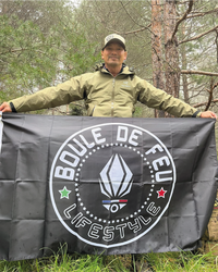 legionnaire portant un drapeau Boule de Feu lifestyle dans une foret lors d’un entrainement militaire