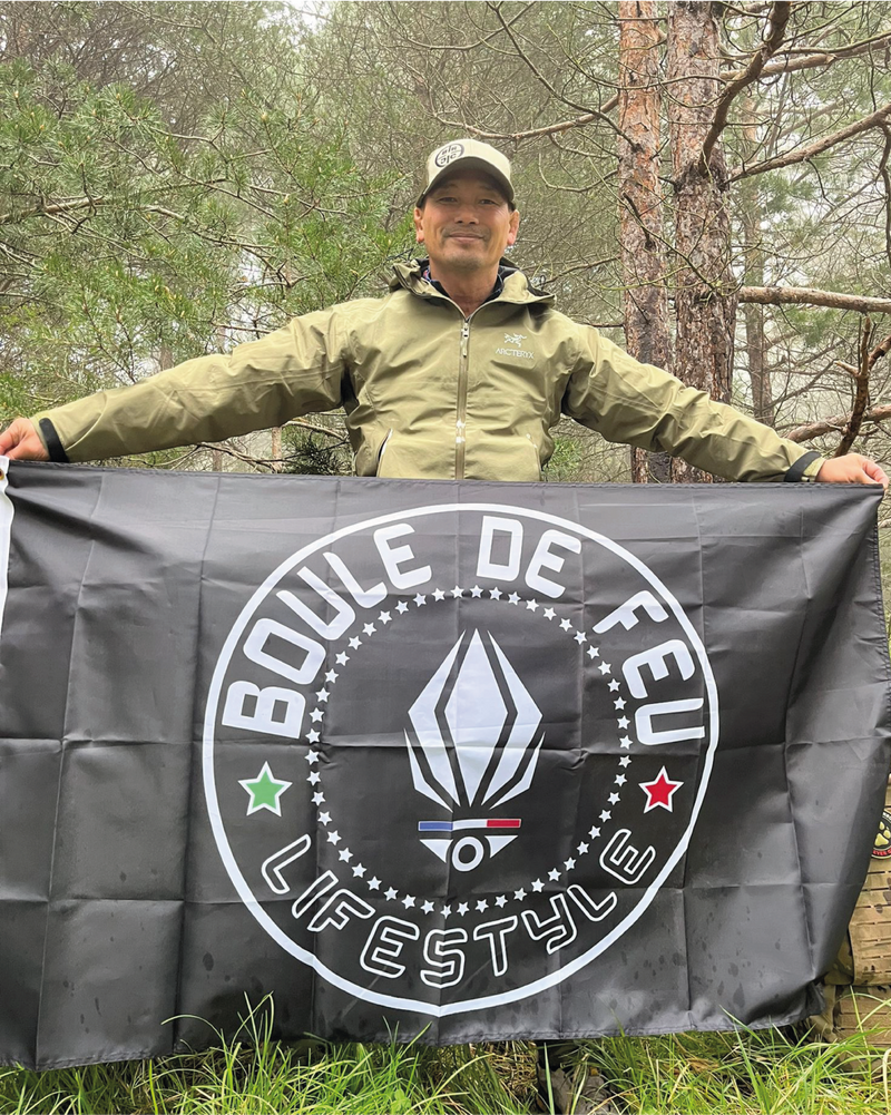 legionnaire portant un drapeau Boule de Feu lifestyle dans une foret lors d’un entrainement militaire
