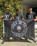combattants MMA Italo Ribeiro et Gustavo Ataide tenant un drapeau Boule de Feu lifestyle dans une cage d’octogone