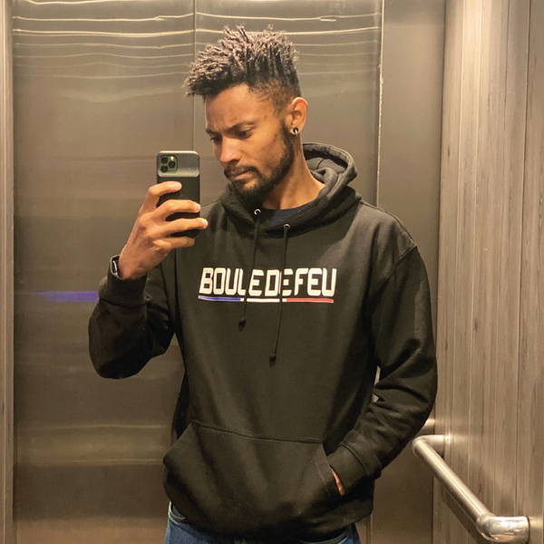 Jeune homme portant le sweat à capuche Impact Boule de Feu noir en coton, selfie devant un miroir, hoodie sport lifestyle