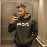 Jeune homme portant le sweat à capuche Impact Boule de Feu noir en coton, selfie devant un miroir, hoodie sport lifestyle