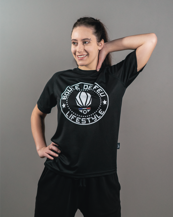femme portant un t-shirt Boule de Feu Esprit Guerrier noir synthétique vue face