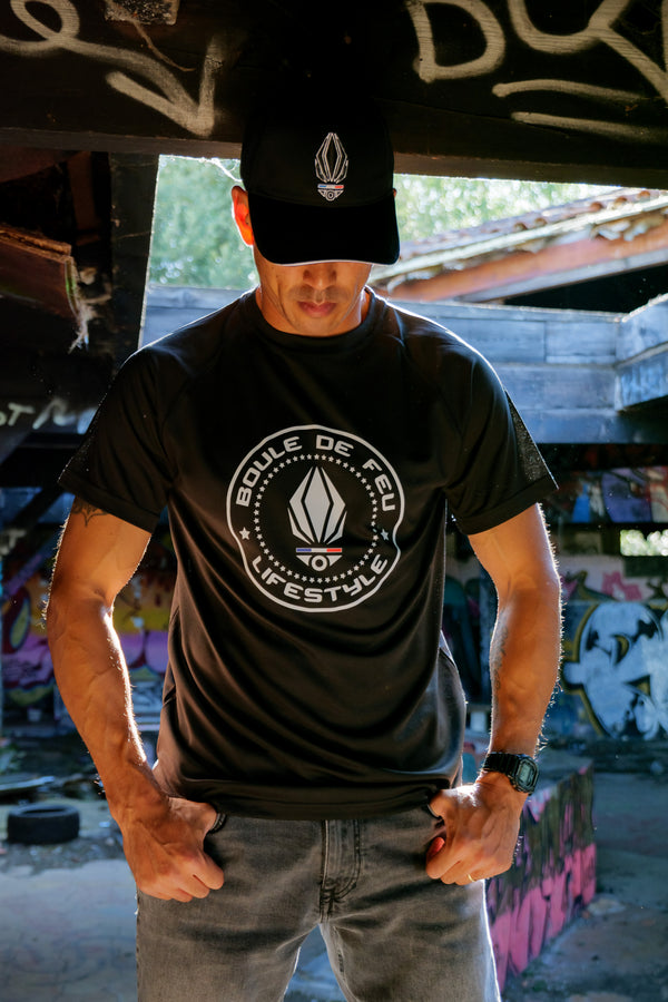 homme portant un t-shirt Boule de Feu Esprit Guerrier noir synthétique vue face