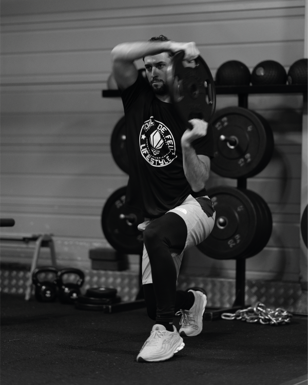 homme s entrainant en salle de sport avec un t-shirt Boule de Feu Esprit Guerrier noir synthétique