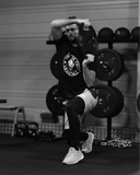 homme s entrainant en salle de sport avec un t-shirt Boule de Feu Esprit Guerrier noir synthétique