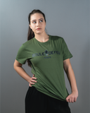 femme ajustant un t-shirt Boule de Feu Origin vert olive coton biologique vue produit