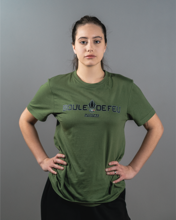 femme portant un t-shirt Boule de Feu Origin vert olive coton biologique bras sur les hanches