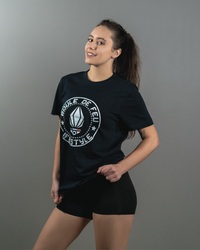 Femme portant le t-shirt Emblem Boule de Feu bleu marine French Navy en coton biologique vue de face