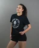 Femme portant le t-shirt Emblem Boule de Feu bleu marine French Navy en coton biologique vue de face