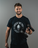 Homme portant le t-shirt Emblem Boule de Feu bleu marine French Navy en coton biologique avec haltère vue de face