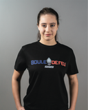 Femme portant le t-shirt Frenchy Boule de Feu noir en coton biologique avec logo bleu blanc rouge vue de face