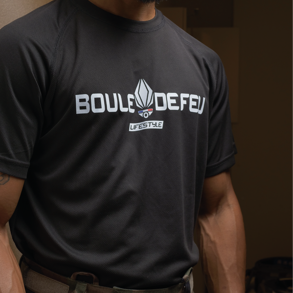 T-shirt Tactical Saban Boule de Feu noir porté en condition sportive avec logo lifestyle performance et esprit militaire
